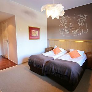 Standard Twin Room Bath